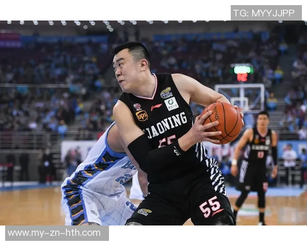 弗里曼防守丹尼斯三分时垫脚被判定为一级恶意犯规引发争议